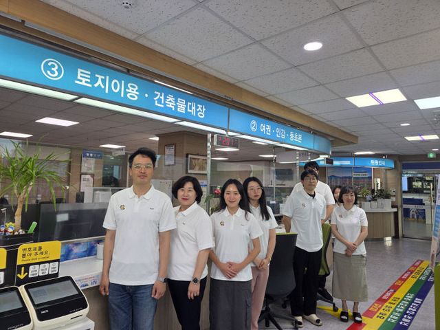 합천군 민원실, 창구직원 군 홍보와 청렴 상징 하계근무복