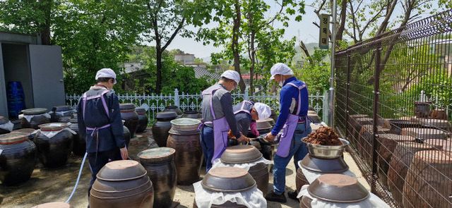 10. 생연1동 주민자치회, 직접 담근 된장과 간장 정성껏 포장해
