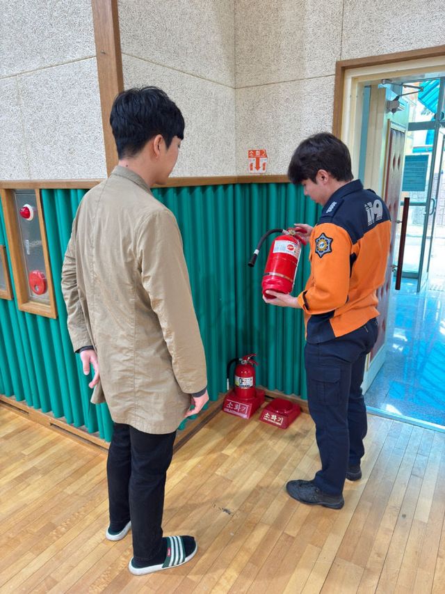 선거시설에 대한 화재안전조사를 실시하는 사진