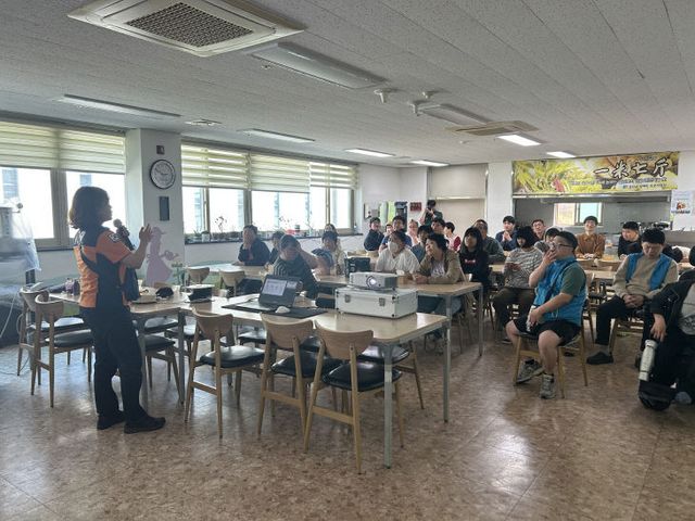 금산군장애인보호작업장 이용 장애인 교육 모습
