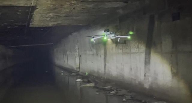 AI반도체과-지하시설물 내부에서 촬영하는 드론 모습