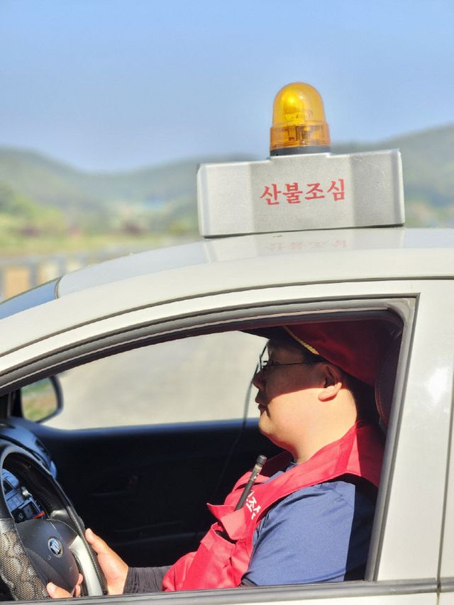 산불에방 홍보 방송을 하고 있는 김정민 산불감시원