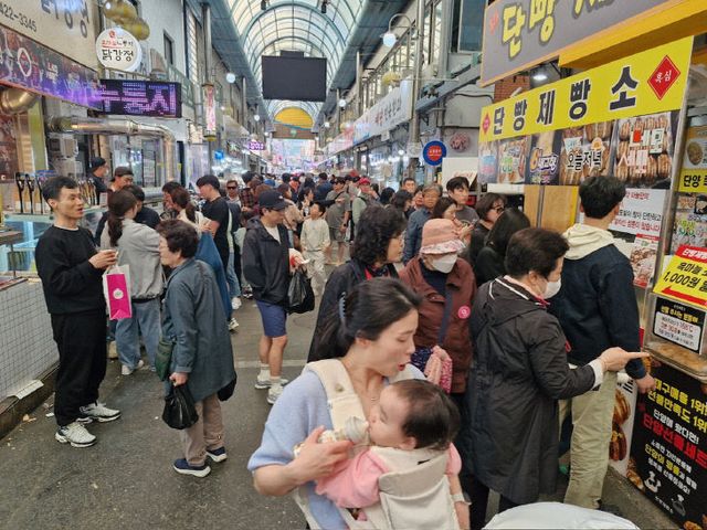 보도 3) 구경시장에서 장을 보는 팔도장터관광열차 방문객들