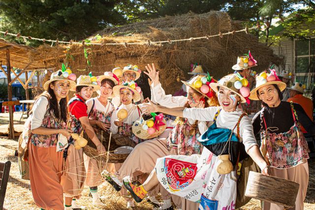 품바 하우스 짓기 경연대회 사진.