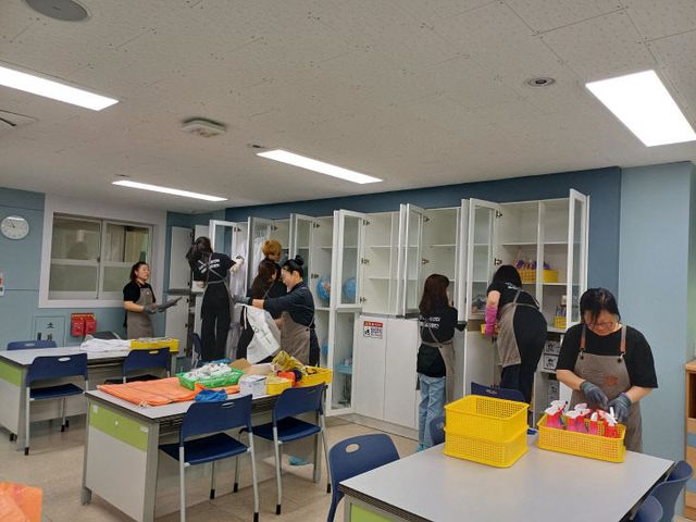 5. 학교지원센터, 서산동문초 과학실 정리 지원