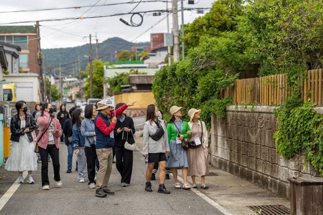 사본 -3 일본식 정원을 둘러보는 참가자들