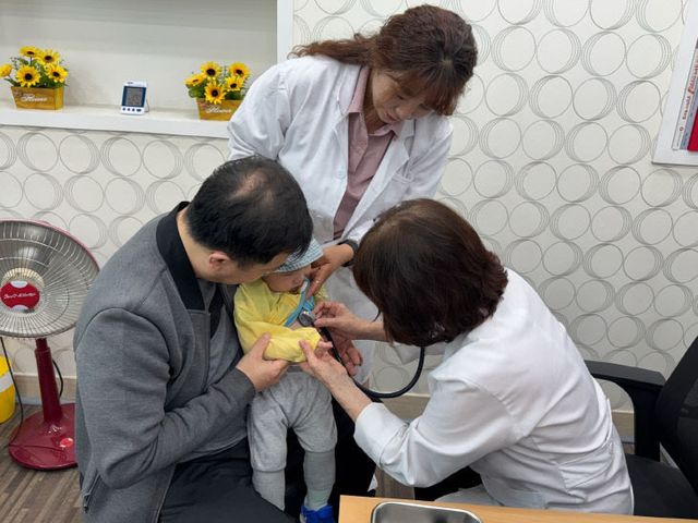 소아청소년과 이동 순회진료를 통해 진료 중인 사진 (2)