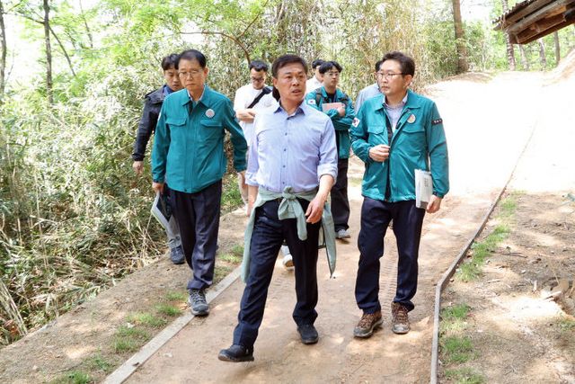 정읍시장, 성황산 황톳길 세심한 정비 주문 (1)