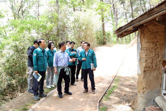 정읍시장, 성황산 황톳길 세심한 정비 주문 (3)