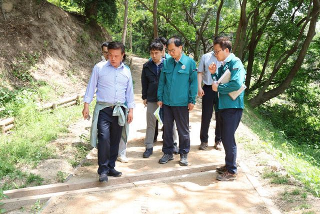 정읍시장, 성황산 황톳길 세심한 정비 주문 (2)