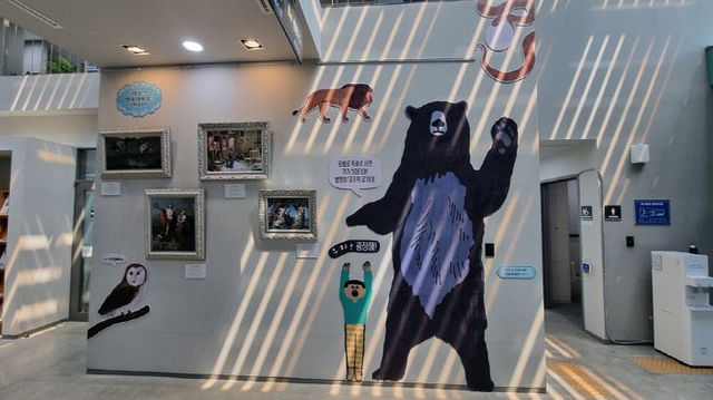 명화로 만나는 생태 작은전시회가 열리는 장항공공도서관