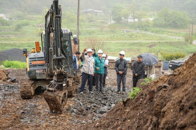 재해복구 현장을 점검하고 있는 김기웅 서천군수