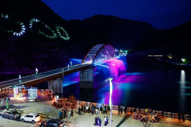 보도 1) 고수대교 경관분수 시연 장면(1)