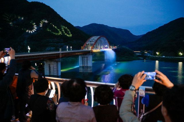 보도 1) 고수대교 경관분수 시연 장면(2)