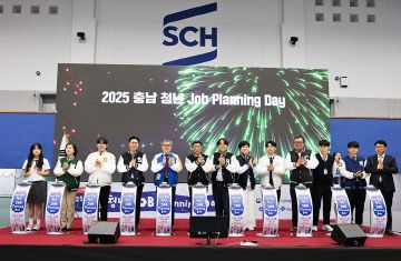 참석한 주요 인사들이 개회