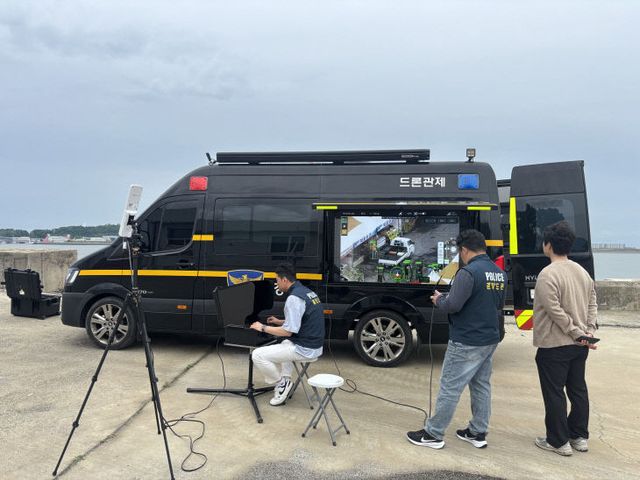 서천경찰서가 꼴갑축제장에서 드론을 운용하고 있다