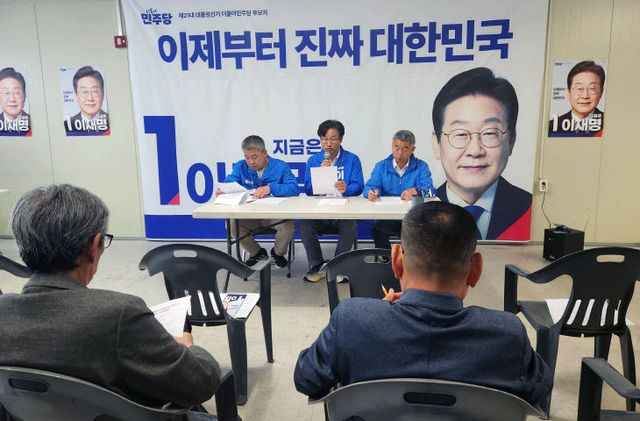 이재명 후보 서천공약을 발표하고 있는 신현성 위원장