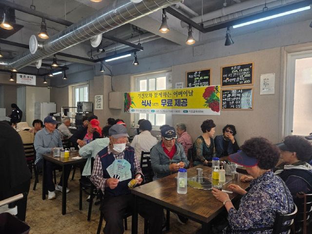 기쁨을 전하는 모임, 저소득층을 위한 점심 식사 제공