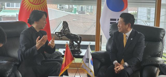 왼쪽 아이다 이스마일로바 키르기스스탄 주한대사)