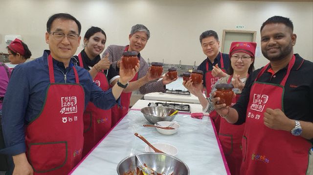 장담그기 체험행사(18회 세계인의 날 기념 양주출입국)