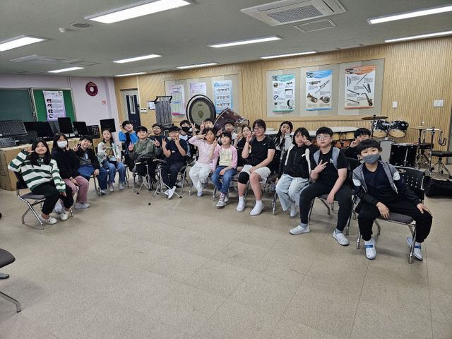 사진1_잠자는 악기 깨우기 사업(천안 신부초 학생들)
