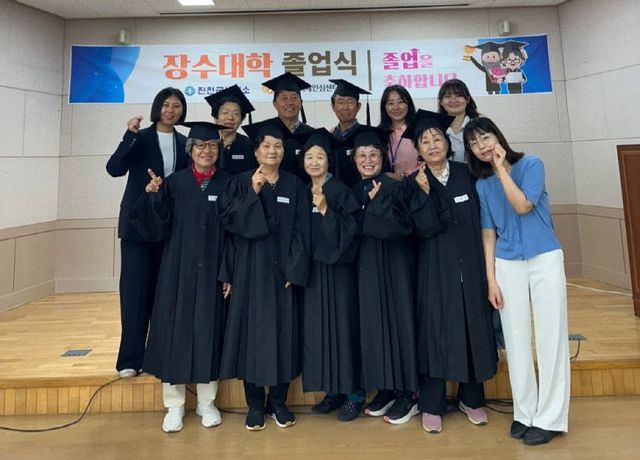 진천군 장수대학 졸업식 사진1