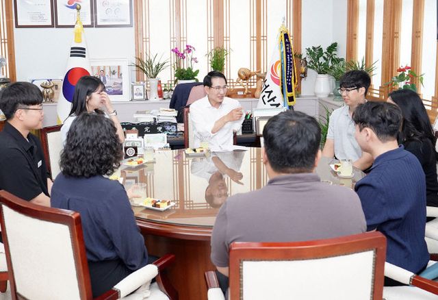 2. ①28일 시청 시장실에서 진행된 저연차 공무원과의 간담회2