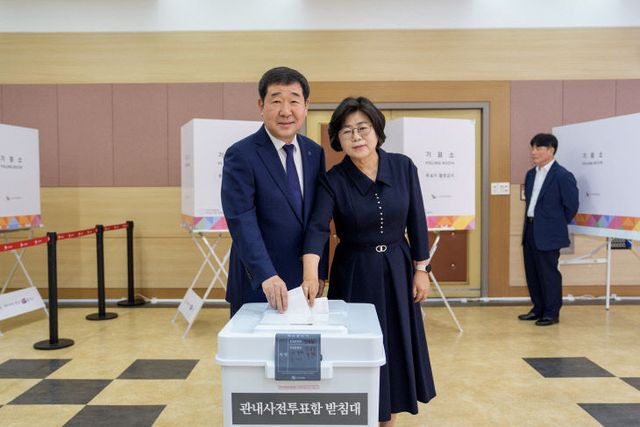 사전투표하는 이재영 증평군수와 이하숙 여사 2