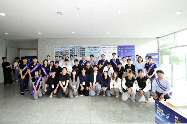 충북도-극동대 '청주공항 활주로 건설 촉구 서명운동' 단체사진