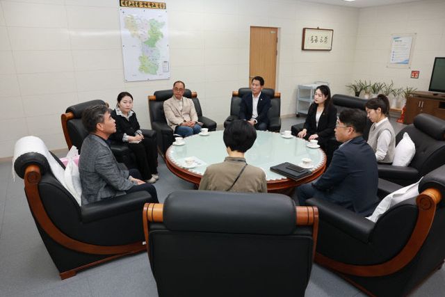 교육청에서 교육장 등 관계자와 간담회를 진행 중이다.