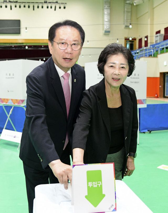 송인헌 군수 사전투표 모습