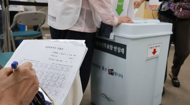 사전 투표자수 기록하는 참관인<YONHAP NO-2499>
