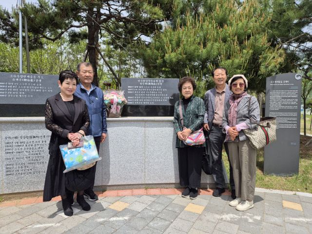 소수 만세운동 정주해 선생 유적비 앞에서 성금 기탁