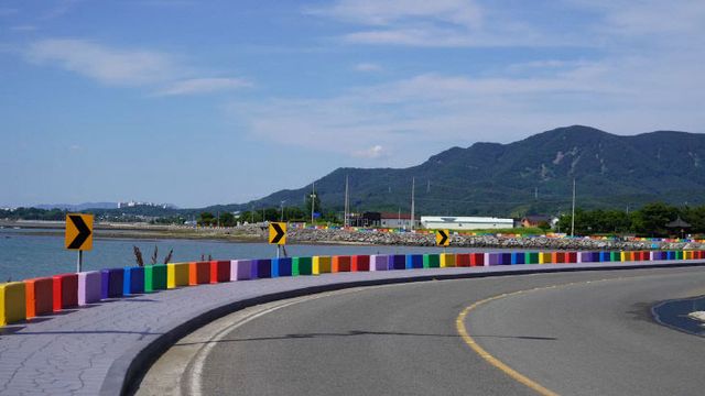 이순신 바닷길에 펼쳐진 무지갯빛 해안도로