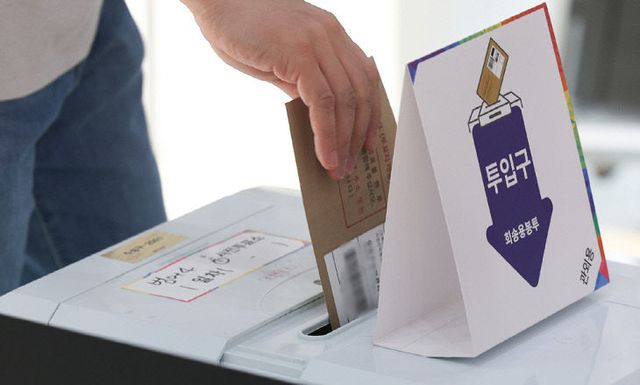 사전투표하는 유권자<YONHAP NO-3620>