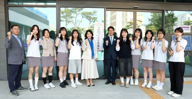 심덕섭 고창군수, 자유고 학생들과 사전투표 인증