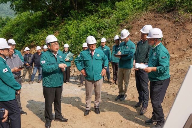 복구 상황을 보고받고 있는 김기웅 서천군수
