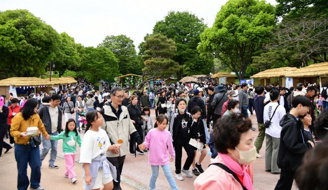 논개제 관람객들