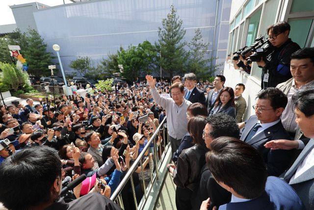 익산시 찾은 이재명 후보<YONHAP NO-5023>