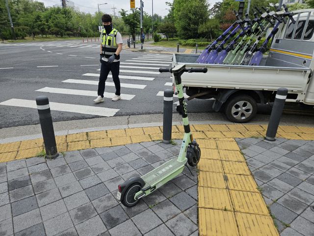 건설도로과(무단방치 개인형 이동장치 견인) (1)