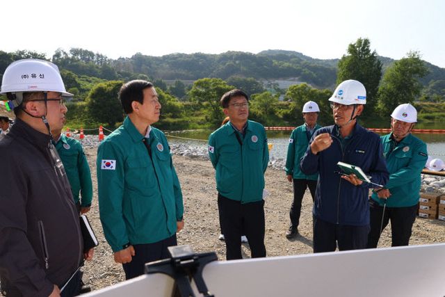조길형(사진 왼쪽 두 번째) 충주시장 검단대교 도로연결 공사현
