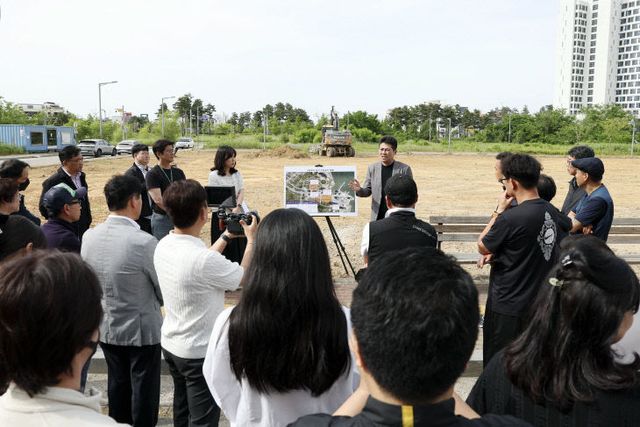 1-1 보도사진 (적극행정으로 구읍뱃터 임시 주차공간 확대)