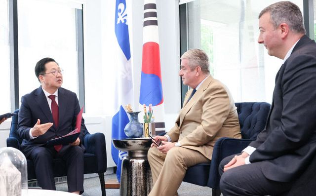 이장우 대전시장과 퀘백주 관계자들