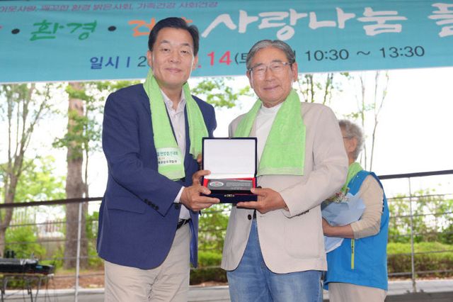 이재준 수원시장, 맨발걷기·플로깅 문화 ‘확산’