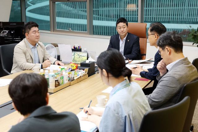 경기도의회 김진경 의장, 도-도교육 급식비 갈등 중재