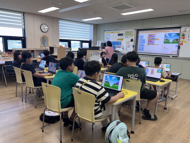 1. 연무중앙초 학생들과 함께 AI수업을 듣는 학생들의 모습