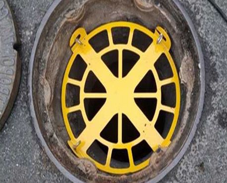 추락방지시설 설치된 맨홀 (2)