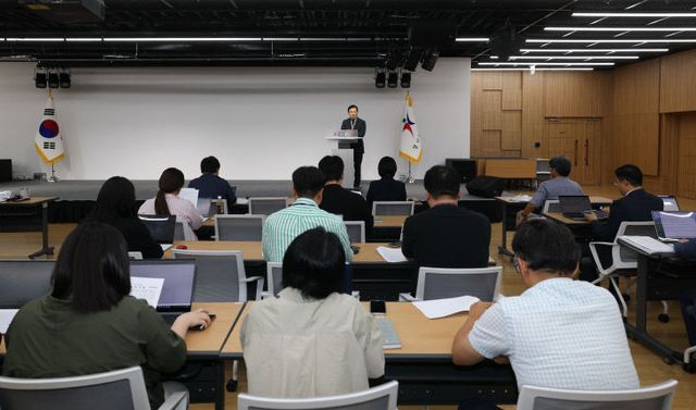 임태희 경기도교육감, 서·논술형 평가시스템 개통1