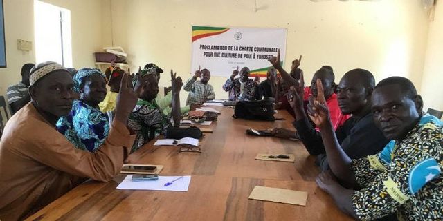 사진 1. 말리 요로소 시의원들이 결의안 채택을 논의하고 있다