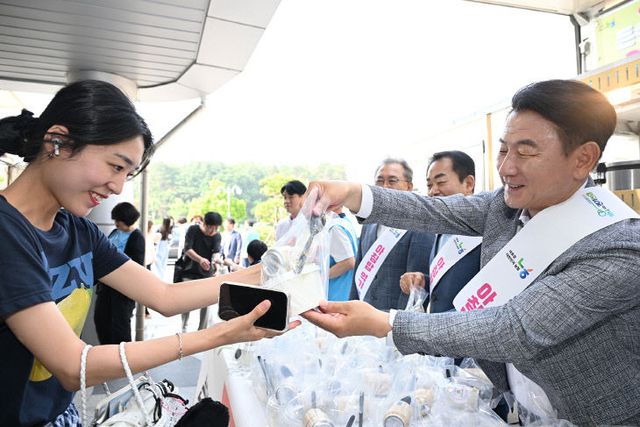 김동근 시장이 6월 18일 시청 구내식당(문향재) 앞에서 ‘2025